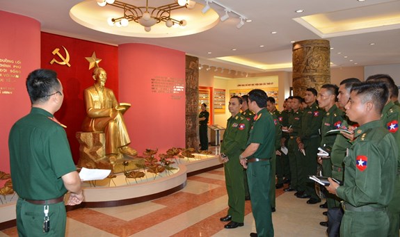 Đoàn sĩ quan trẻ quân đội Myanmar thăm Học viện Kỹ thuật Quân sự